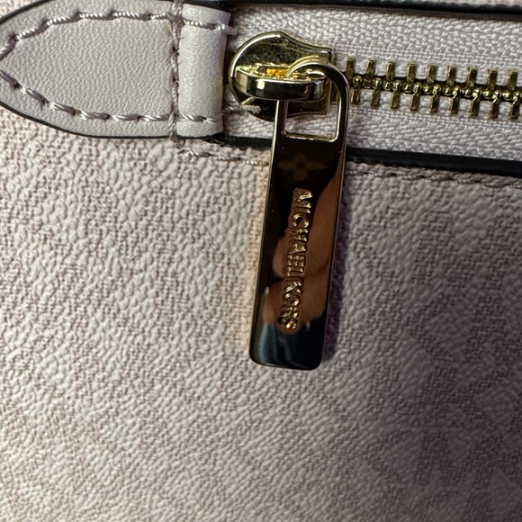 Michael Kor’s Blush Pink Large Travel Bag!!!🔥🔥🔥🔥🔥 Brand New!!!!🔥🔥🔥🔥🔥😳🔥💯💯 - Picture 3 of 7